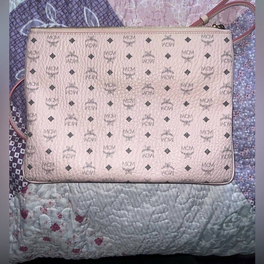 MCM Pouch Crossbody
Visetos Medium Soft Pink
